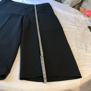 Women’s black dress pant capris size 16 in excellent condition